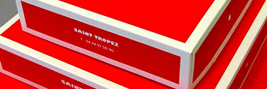 Graphisme et packaging fait par le Studio Emma Roux pour le Café Senequier. Le rouge est la couleur dominante