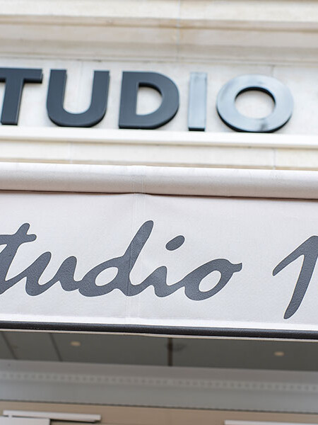Extérieur et identité visuelle du Studio 16 à Orléans. Identité visuelle, store et graphisme réalisé par le Studio Emma Roux