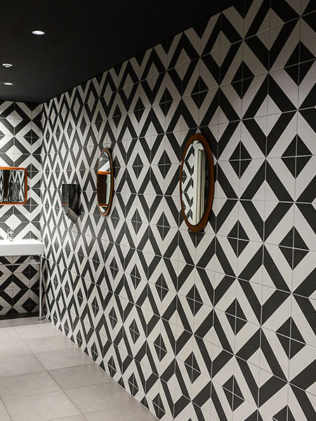 Toilette carrelé noir et blanc du Studio 16 à Orléans. Premier projet de décoration du Studio Emma Roux