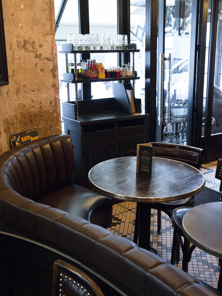 Le Studio Emma Roux a fait la décoration du Café Jussieu de Paris. On note sa banquette en cuir et son sol en mosaique Winckelmans