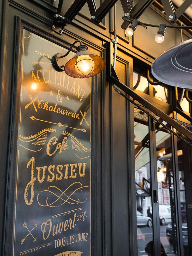 Le graphisme et l'identité visuelle ont été fait par le Studio Emma Roux pour le Café Jussieu de Paris. Carte de visite et menu.