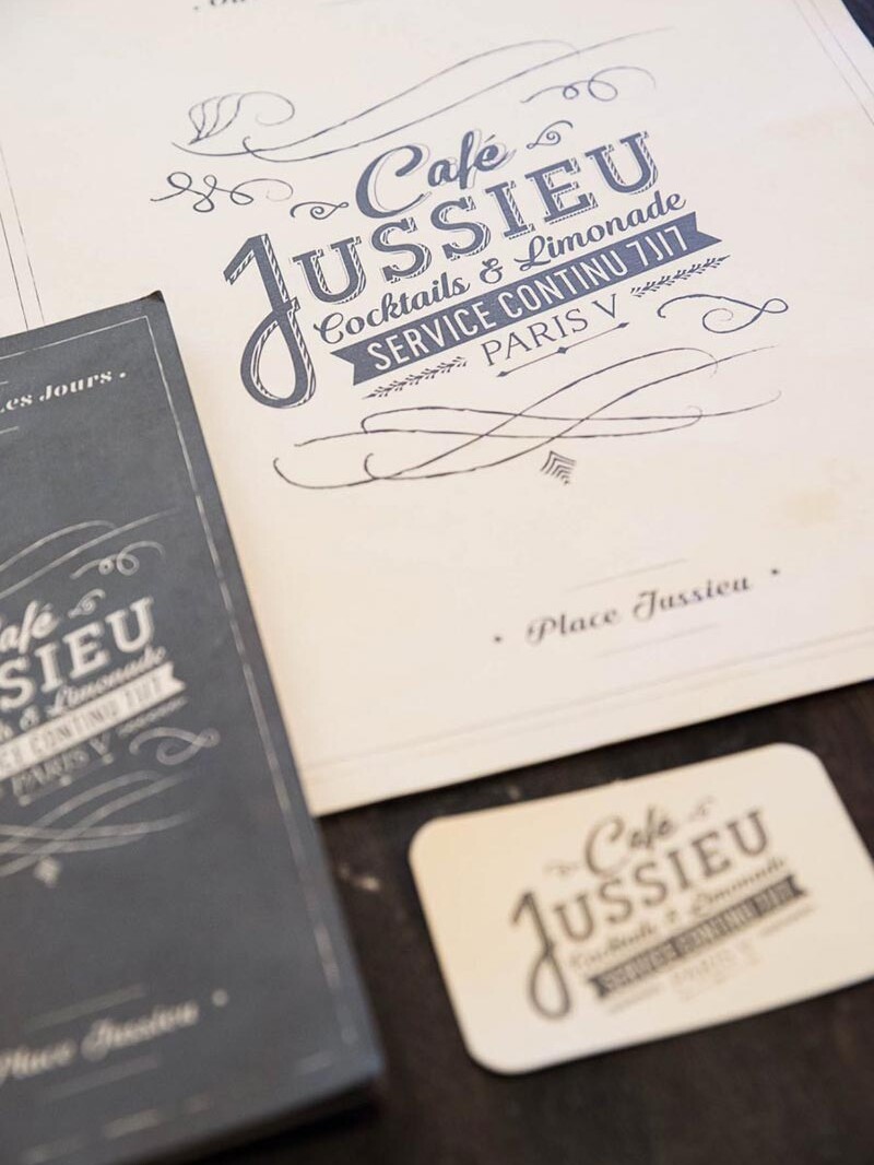 Le graphisme et l'identité visuelle ont été fait par le Studio Emma Roux pour le Café Jussieu de Paris. Carte de visite et menu.