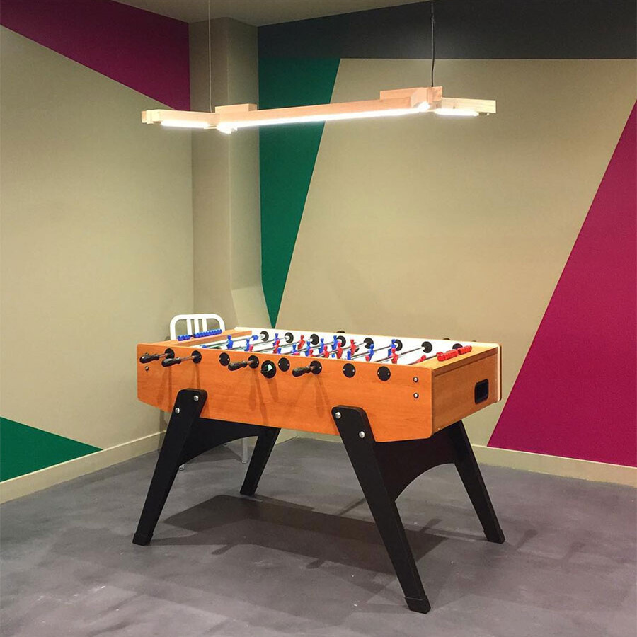 Le Studio Emma Roux a été choisi pour la décoration du restaurant Elgi à Paris. Couleurs, néons et modernité sont au rendez vous.