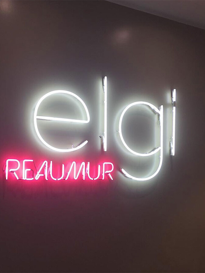 Le Studio Emma Roux a été choisi pour la décoration du restaurant Elgi à Paris. Couleurs, néons et modernité sont au rendez vous.