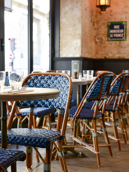 Terrasse intérieur du Prince Racine de Paris, bistrot restaurant café lumineuse décoration par le Studio Emma Roux