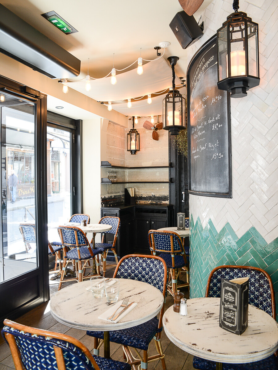 Terrasse intérieur du Prince Racine de Paris, bistrot restaurant café lumineuse décoration par le Studio Emma Roux