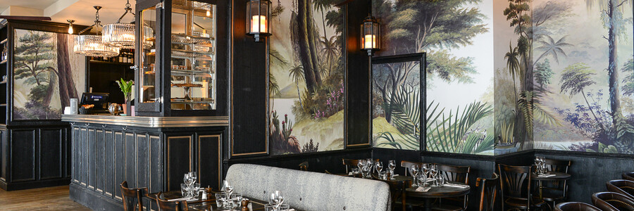 Intérieur décoration par le Studio Emma Roux, Esprit tropical et style empire. Mobilier de cuir et de bois