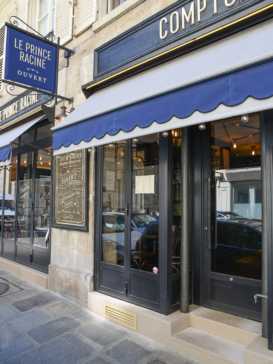 Terrasse intérieur du Prince Racine de Paris, bistrot restaurant café lumineuse décoration par le Studio Emma Roux