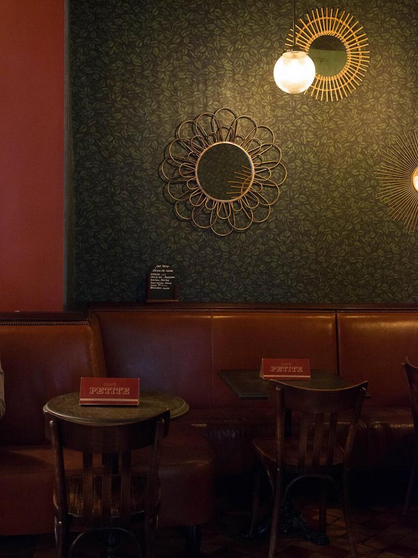 Intérieur du Café Petite à Paris avec sa banquette en cuir naturelle décoration par le Studio Emma Roux