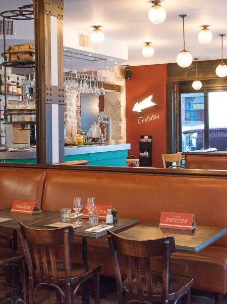 Intérieur du Café Petite à Paris avec sa banquette en cuir naturelle décoration par le Studio Emma Roux