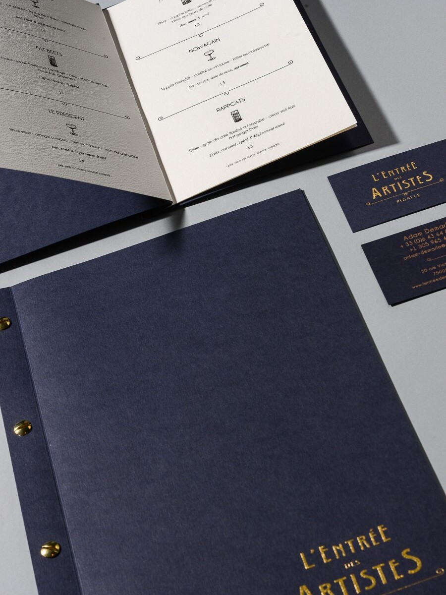 Le graphisme et l'identité visuelle ont été fait par le Studio Emma Roux pour le bar l'Entrée des artistes de Paris. Menus et carte de visite.