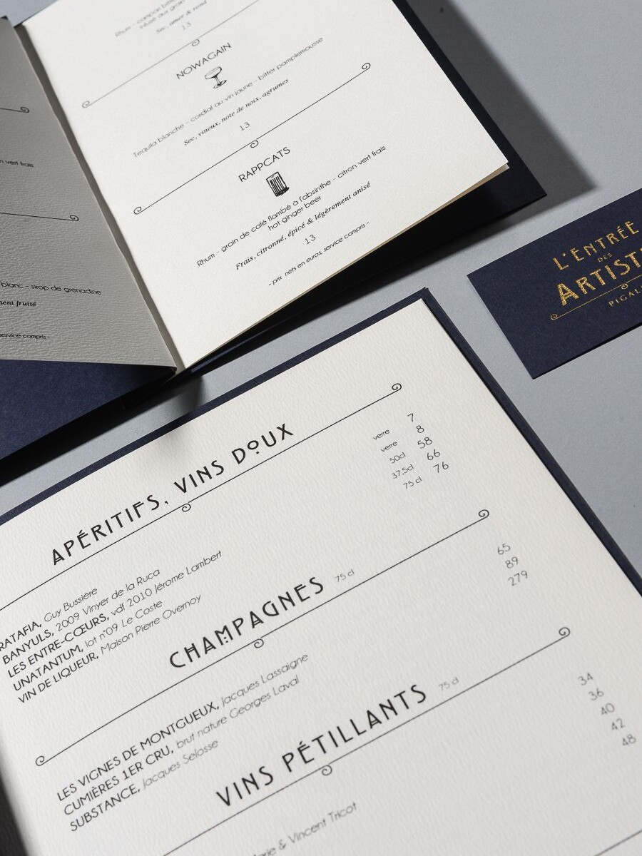 Le graphisme et l'identité visuelle ont été fait par le Studio Emma Roux pour le bar l'Entrée des artistes de Paris. Menus et carte de visite.