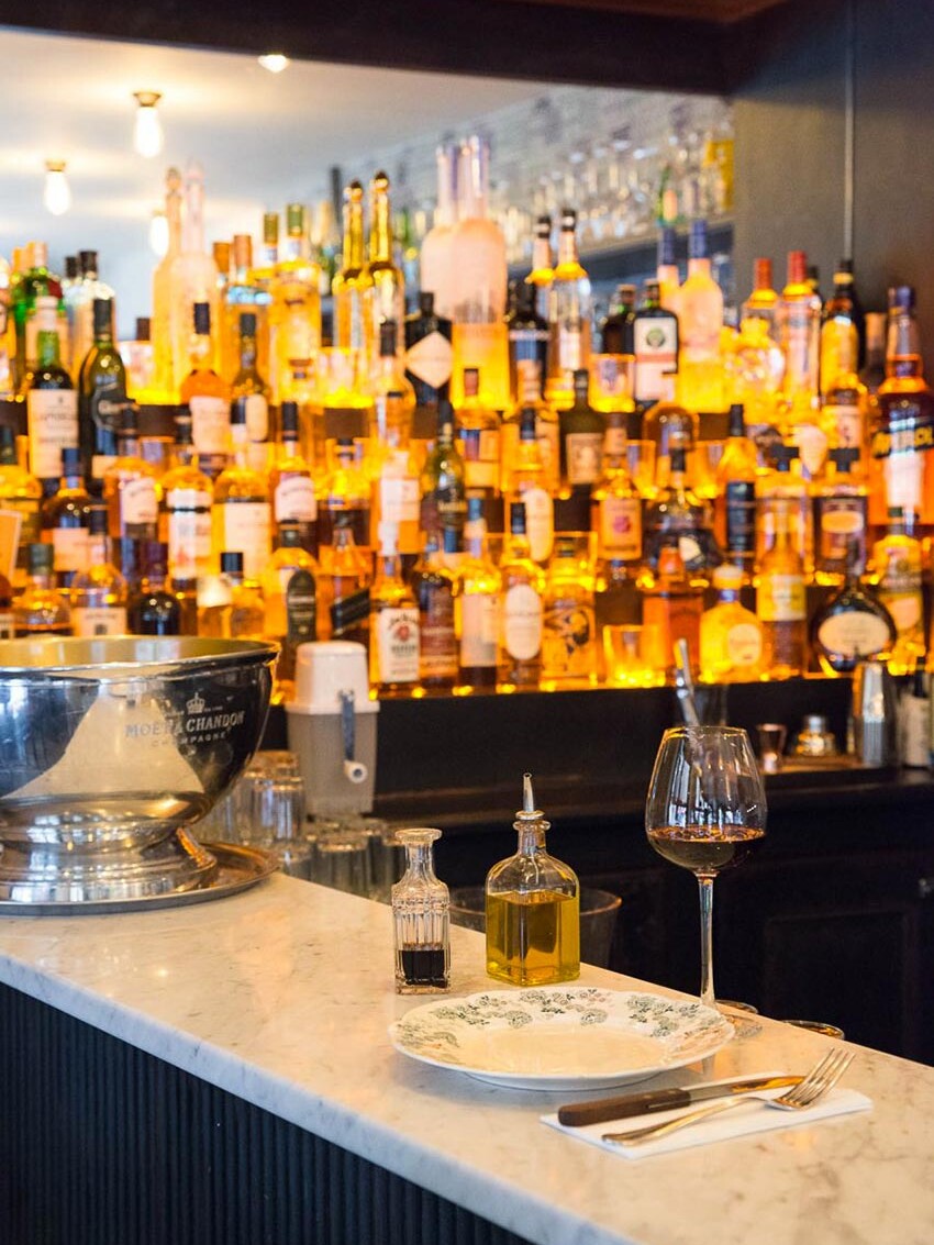 Comptoir et arrière bar du Café Bolivar à Paris décoration par le Studio Emma Roux