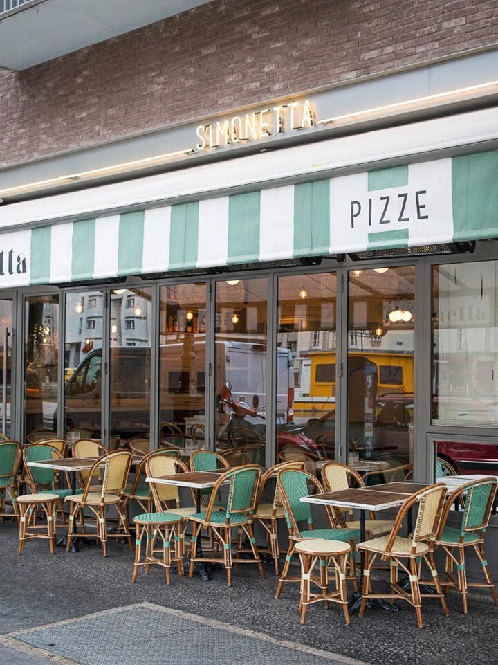 Extérieur du restaurant Simonetta de Paris, terrasse vitrée avec mobiliers en cannage signé Maison Gatti- Décoration par le Studio Emma Roux