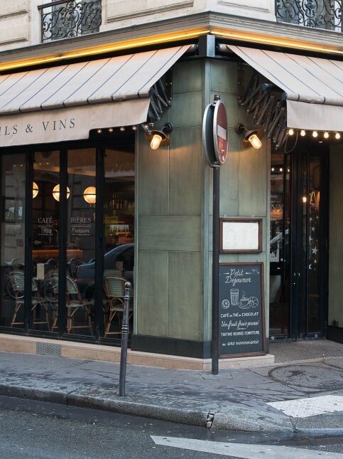 Extérieur du restaurant Le Morny de Paris. Décoration par le Studio Emma Roux.