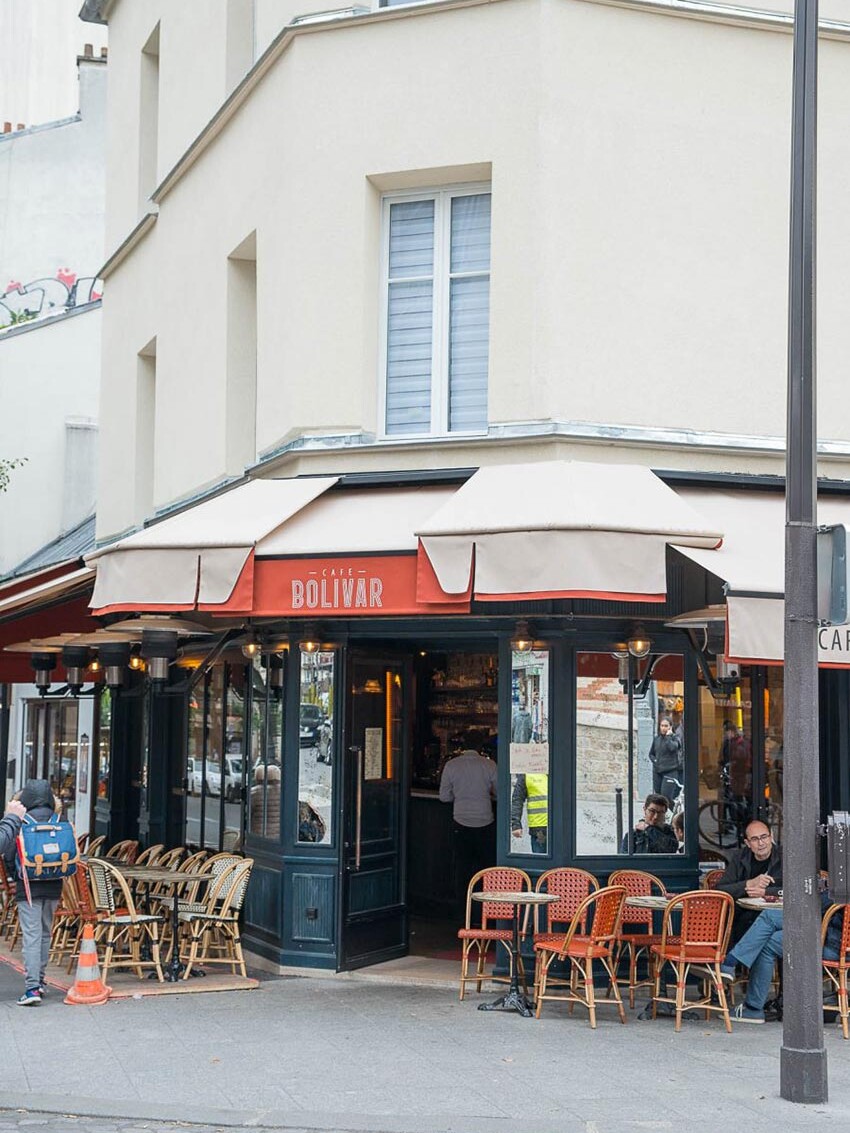 Façade vitrée et terrasse du Café Bolivar à Paris dont la décoration a été faite par le Studio Emma Roux