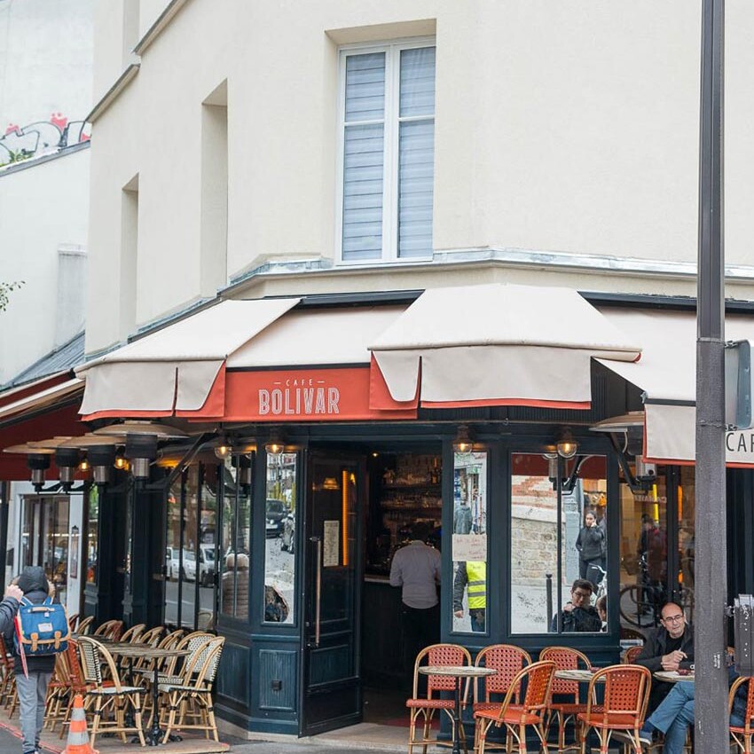 Façade vitrée et terrasse du Café Bolivar à Paris dont la décoration a été faite par le Studio Emma Roux