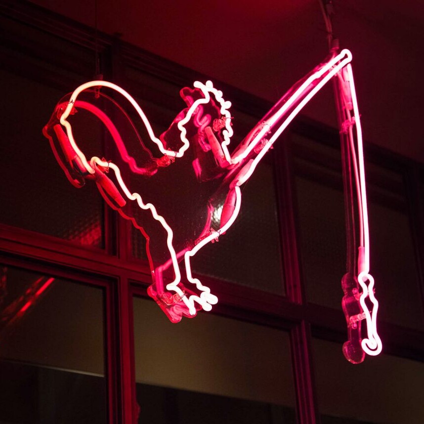 Graphisme et logo fait par le Studio Emma Roux pour la rôtisserie Maison Becquey. Néon rose.