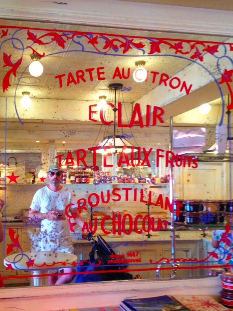 Graphisme et packaging fait par le Studio Emma Roux pour le Café Senequier de Paris