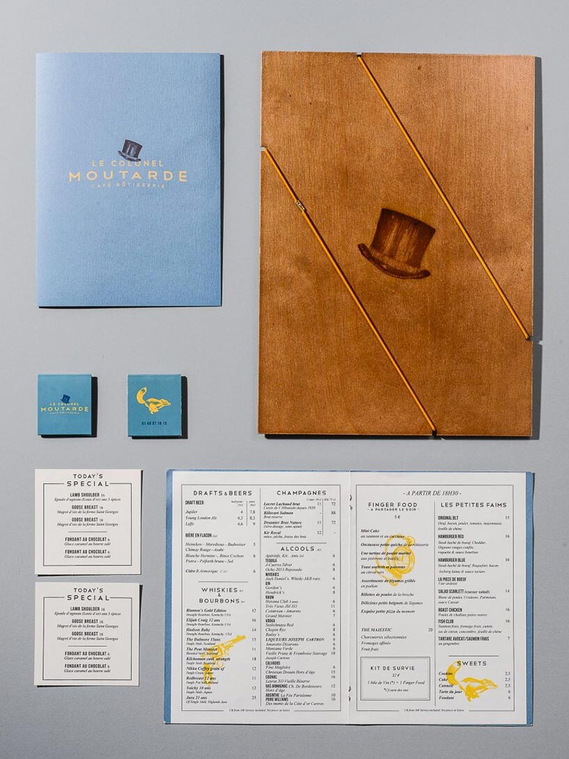 Le graphisme et l'identité visuelle ont été fait par le Studio Emma Roux pour le café Le Colonel Moutarde de Paris. Menus et carte de visite.
