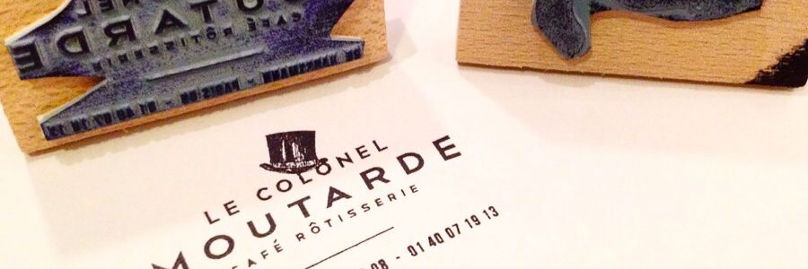 Le graphisme et l'identité visuelle ont été fait par le Studio Emma Roux pour le café Le Colonel Moutarde de Paris. Tampons et logo Le Colonel Moutarde.