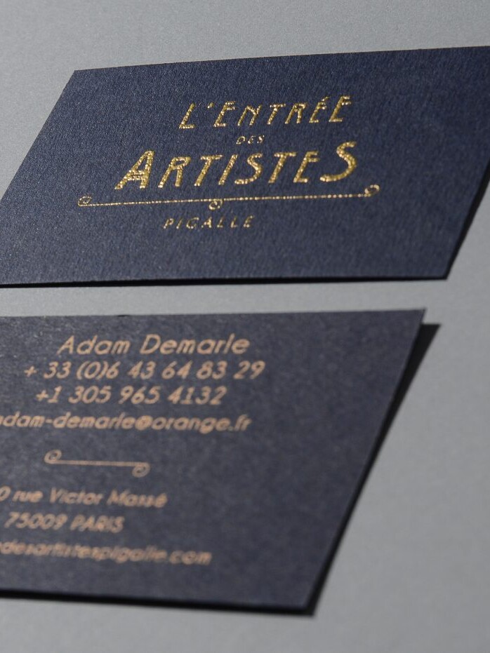 Le graphisme et l'identité visuelle ont été fait par le Studio Emma Roux pour le bar l'Entrée des artistes de Paris. Menus et carte de visite.