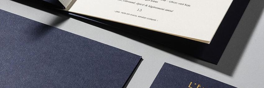 Le graphisme et l'identité visuelle ont été fait par le Studio Emma Roux pour le bar l'Entrée des artistes de Paris. Menus et carte de visite.
