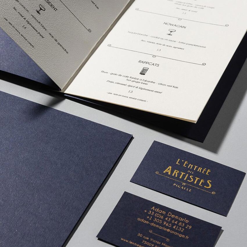 Le graphisme et l'identité visuelle ont été fait par le Studio Emma Roux pour le bar l'Entrée des artistes de Paris. Menus et carte de visite.