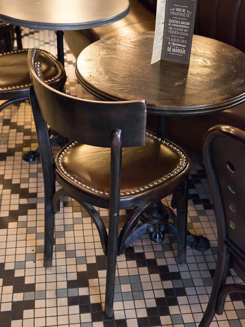 Le Studio Emma Roux a fait la décoration du Café Jussieu de Paris. On note sa banquette en cuir et son sol en mosaique Winckelmans
