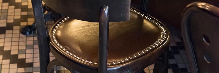 Le Studio Emma Roux a fait la décoration du Café Jussieu de Paris. On note sa banquette en cuir et son sol en mosaique Winckelmans