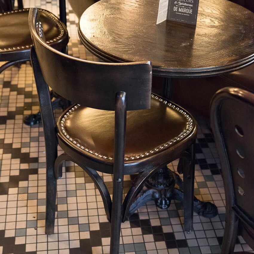 Le Studio Emma Roux a fait la décoration du Café Jussieu de Paris. On note sa banquette en cuir et son sol en mosaique Winckelmans