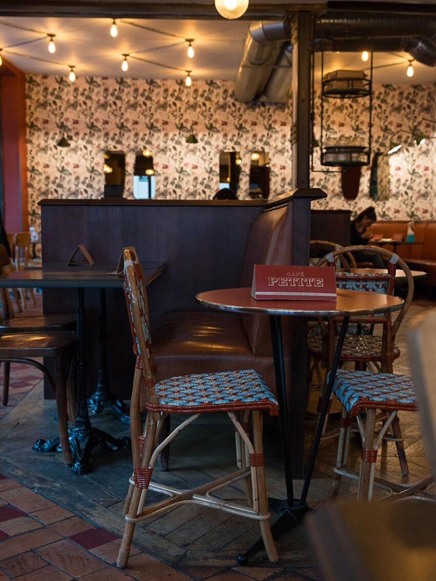 Intérieur du Café Petite à Paris avec son mobilier Gatti et son papier-peint fleuris