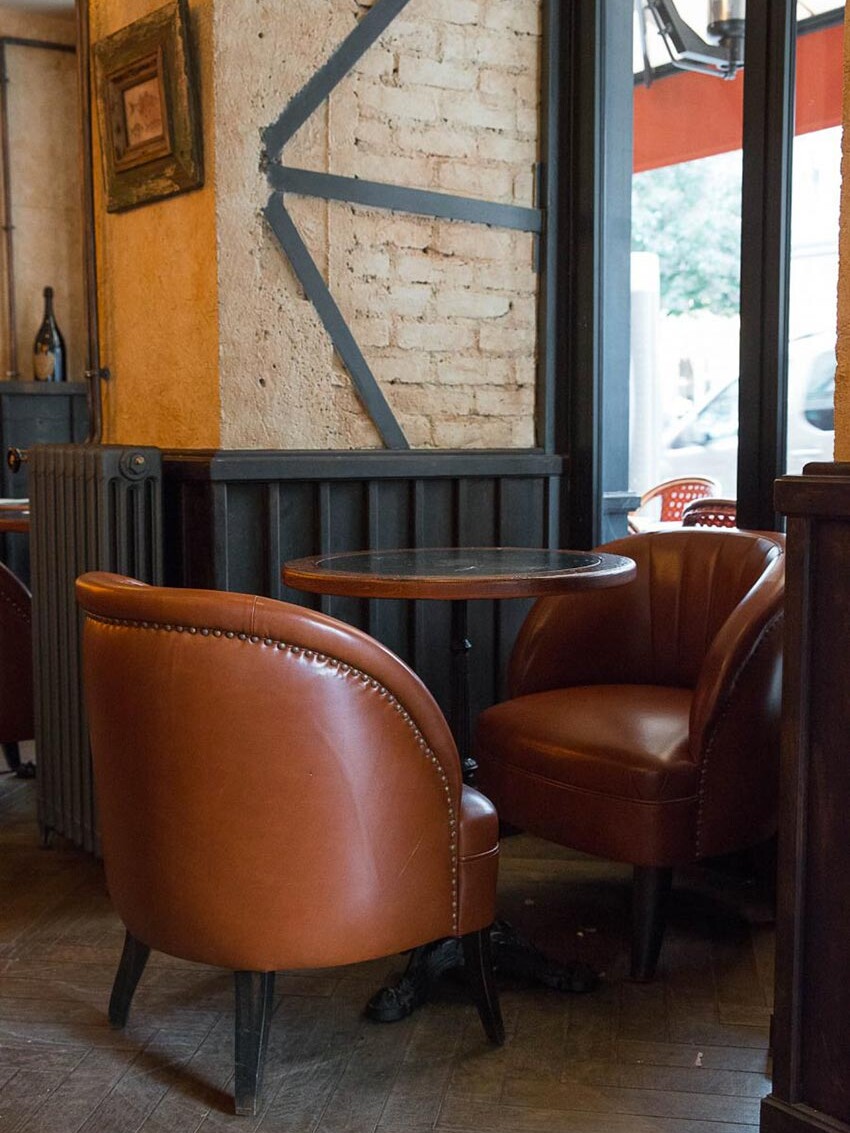 Intérieur du Café Bolivar à Paris avec ses fauteuils en cuir façon bistrot dont la décoration a été faite par le Studio Emma Roux