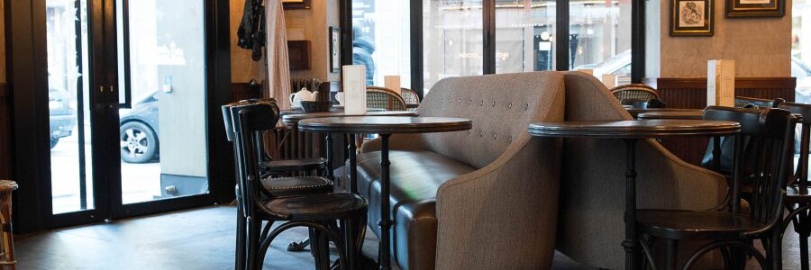 Intérieur du restaurant Le Morny, banquettes et chaises avec assises en cuir. Décoration par le Studio Emma Roux
