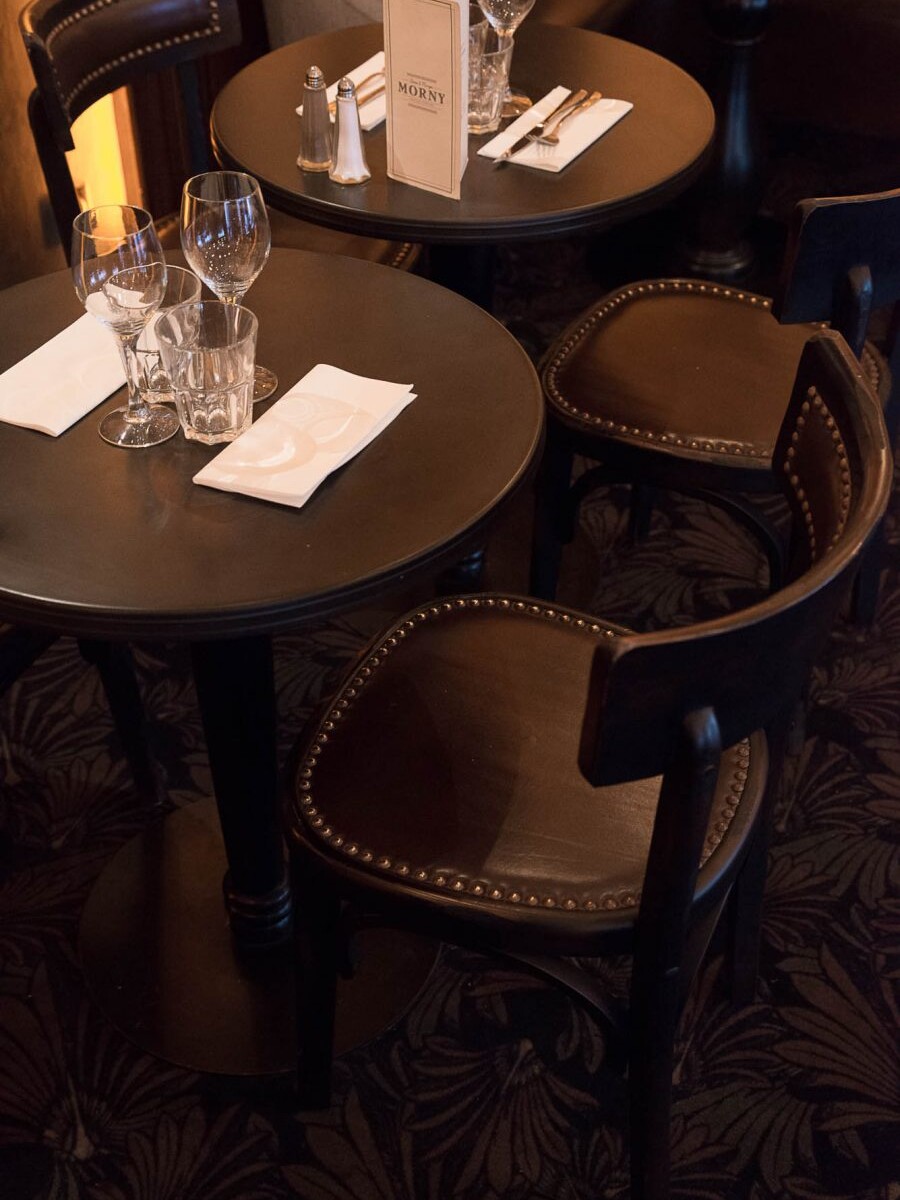 Intérieur du restaurant Le Morny de Paris, moquette au sol et chaises avec assises en cuir. Décoration par le Studio Emma Roux