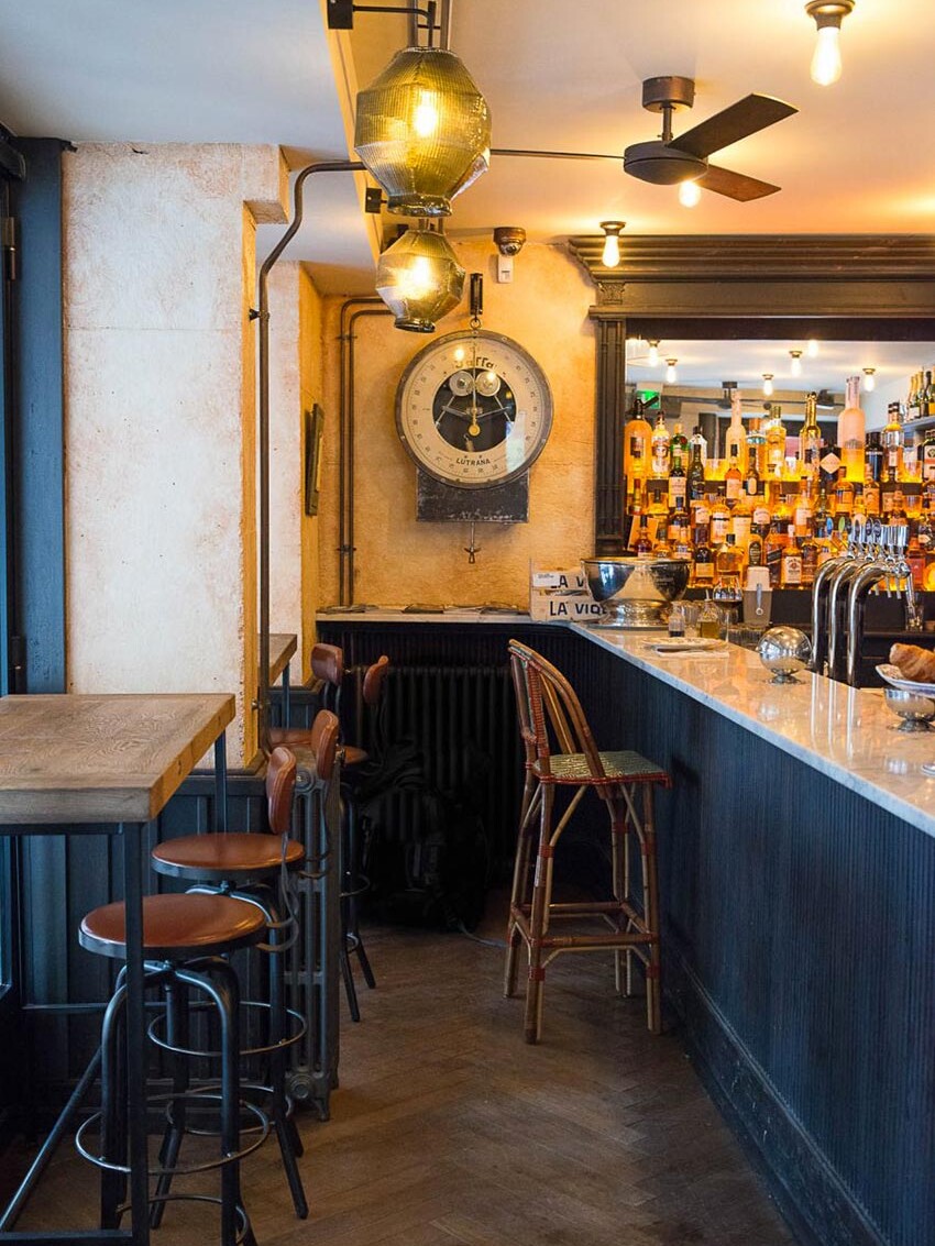 Intérieur et comptoir du Café Bolivar à Paris dont la décoration a été faite par le Studio Emma Roux