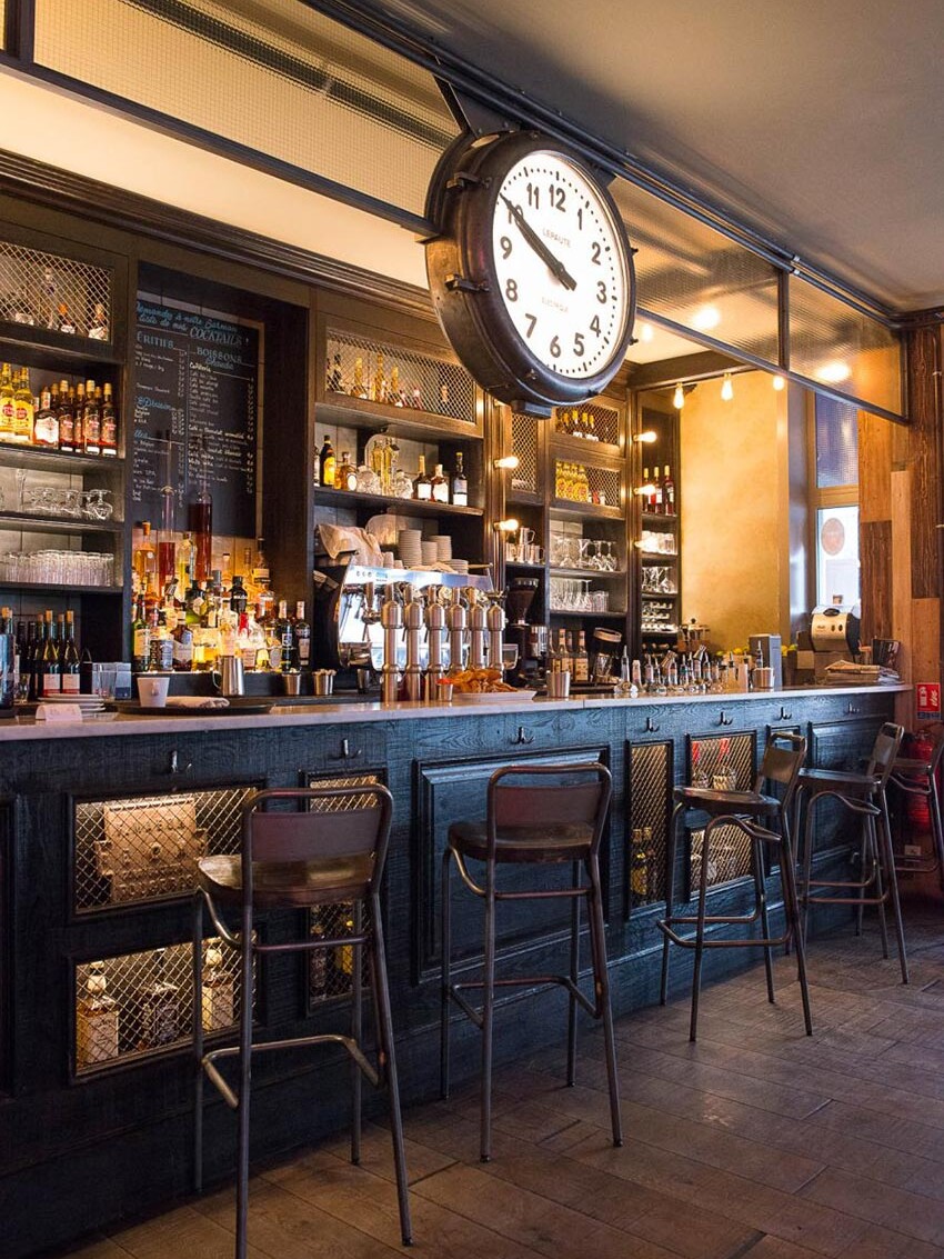 Intérieur de la rôtisserie Maison Becquey, on retrouve un comptoir, chaises et cadran d'époque. La décoration a été faite par le Studio Emma Roux