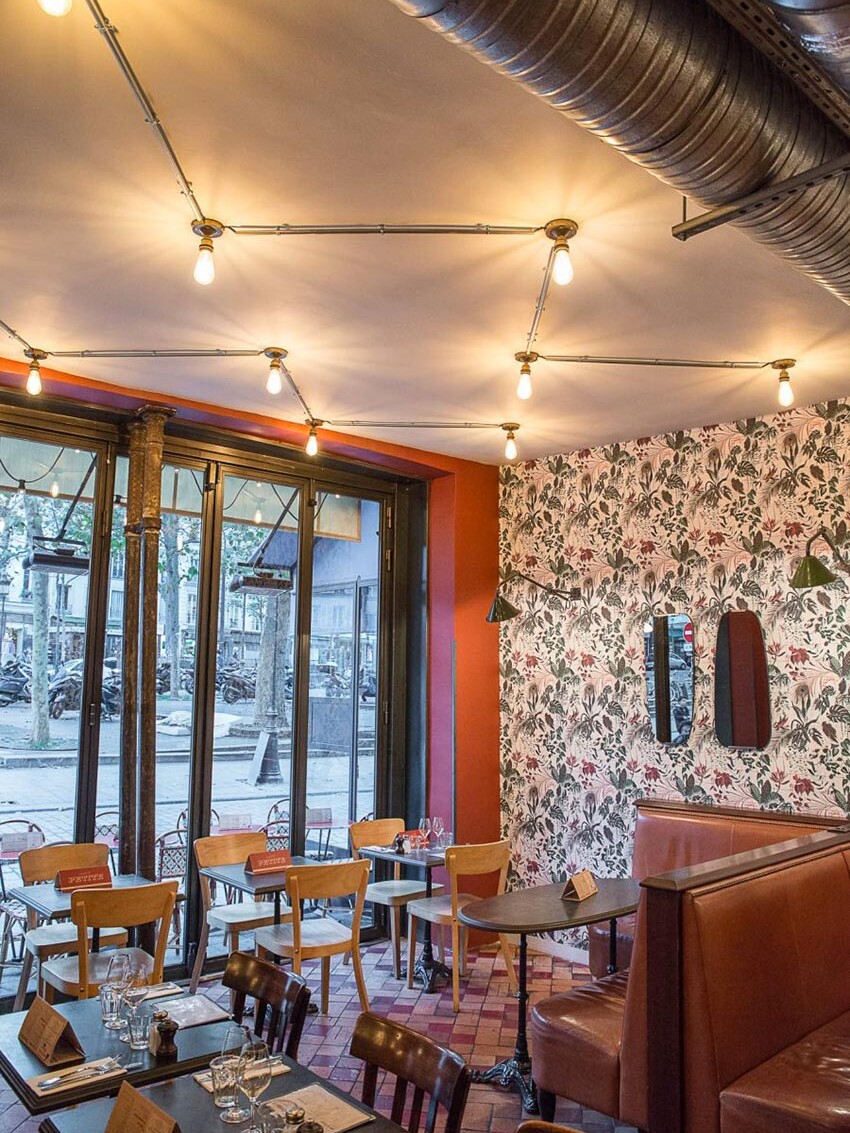 Intérieur et luminaire du Café Petite à Paris avec sa banquette en cuir naturelle décoration par le Studio Emma Roux