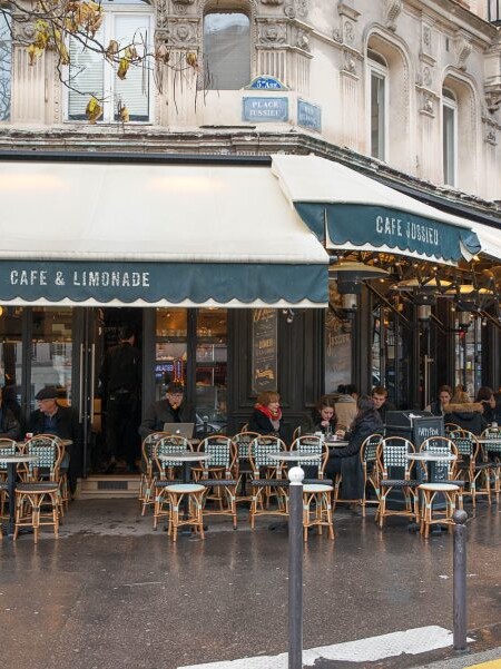 Terrasse du Café Jussieu décoration par le Studio Emma Roux. Double lambrequins et chaises en cannage Maison Gatti
