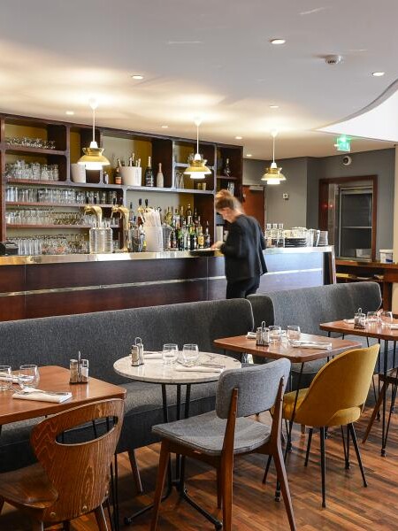 Intérieur et comptoir du Studio 16 à Orléans. Premier projet de décoration du Studio Emma Roux