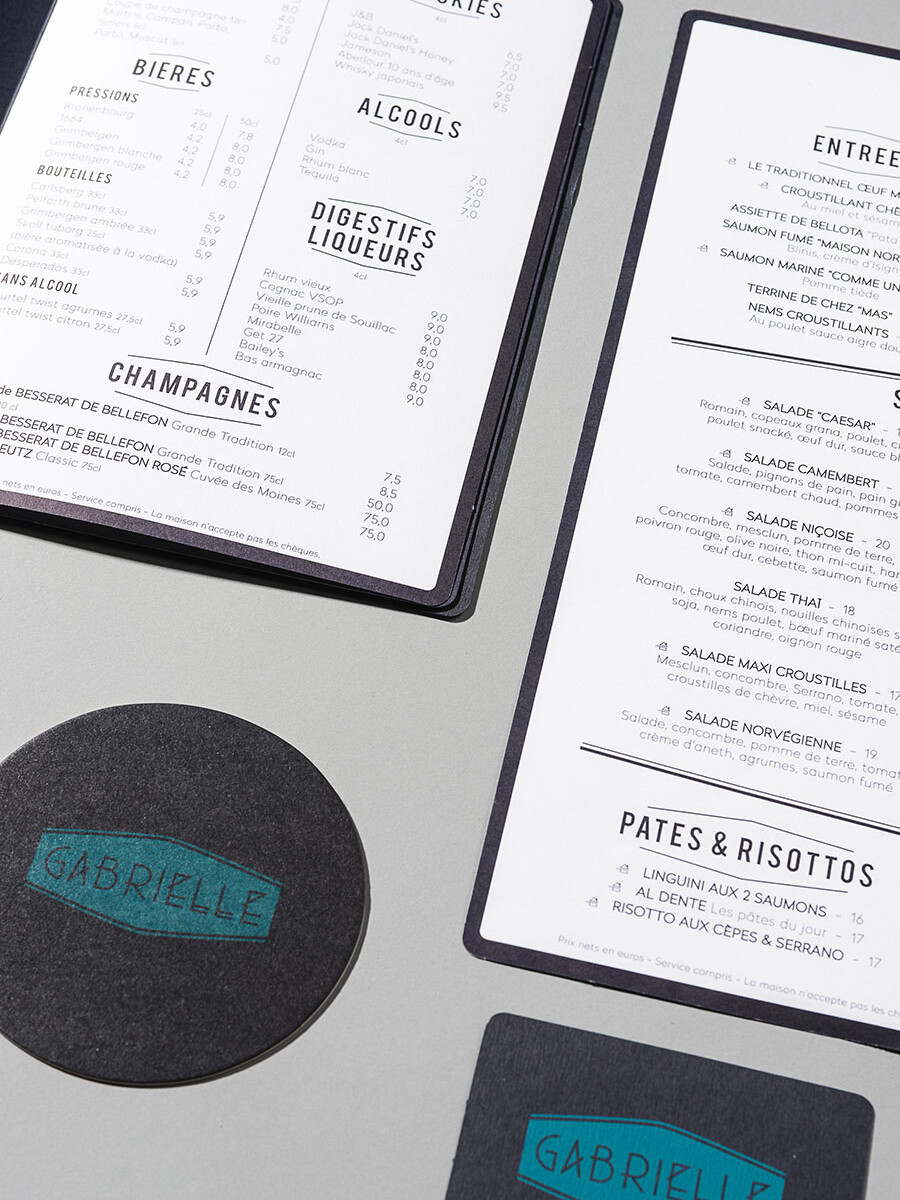 Graphisme et identité visuelle ont été pensés par le Studio Emma Roux pour le Café Gabrielle de Paris. Menu et carte de visite.