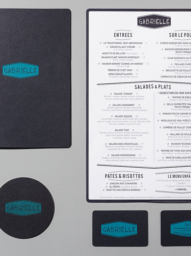 Graphisme et identité visuelle ont été pensés par le Studio Emma Roux de Paris pour le Café Gabrielle. Menu et carte de visite.