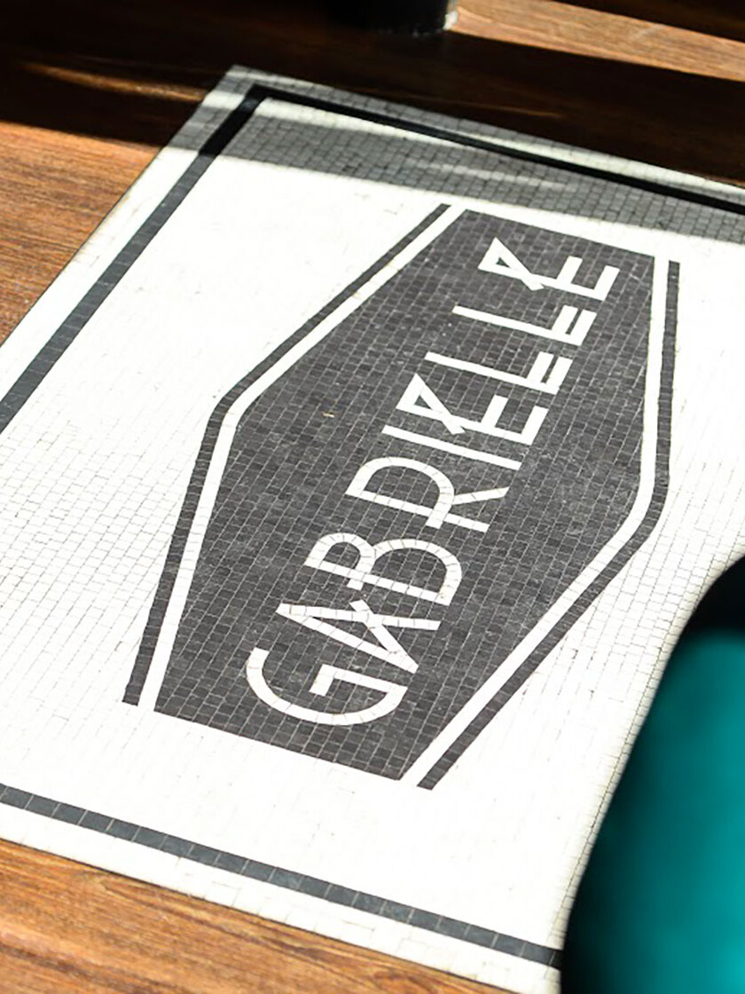 Graphisme et identité visuelle en mosaique ont été pensés par le Studio Emma Roux pour le Café Gabrielle de Paris