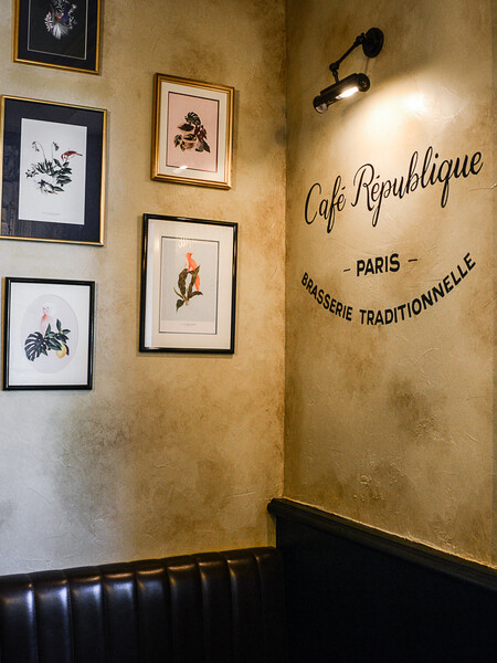 L'identité visuelle du Café République a été réalisée par le Studio Emma Roux pour le Café République, sur la place emblématique de la République à Paris.