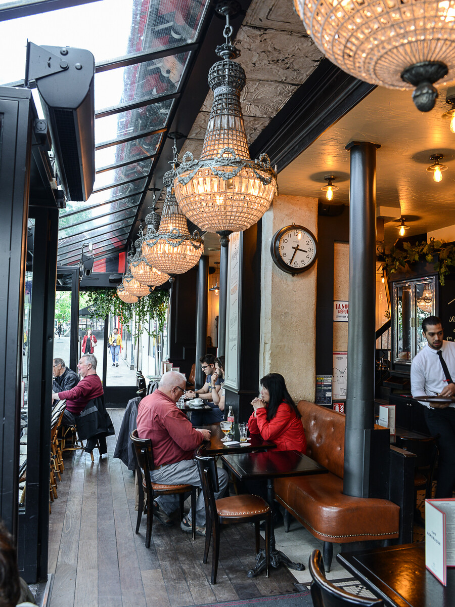 La décoration du Café République a été imaginée par le Studio Emma Roux en charge du projet. Reelooking et décoration