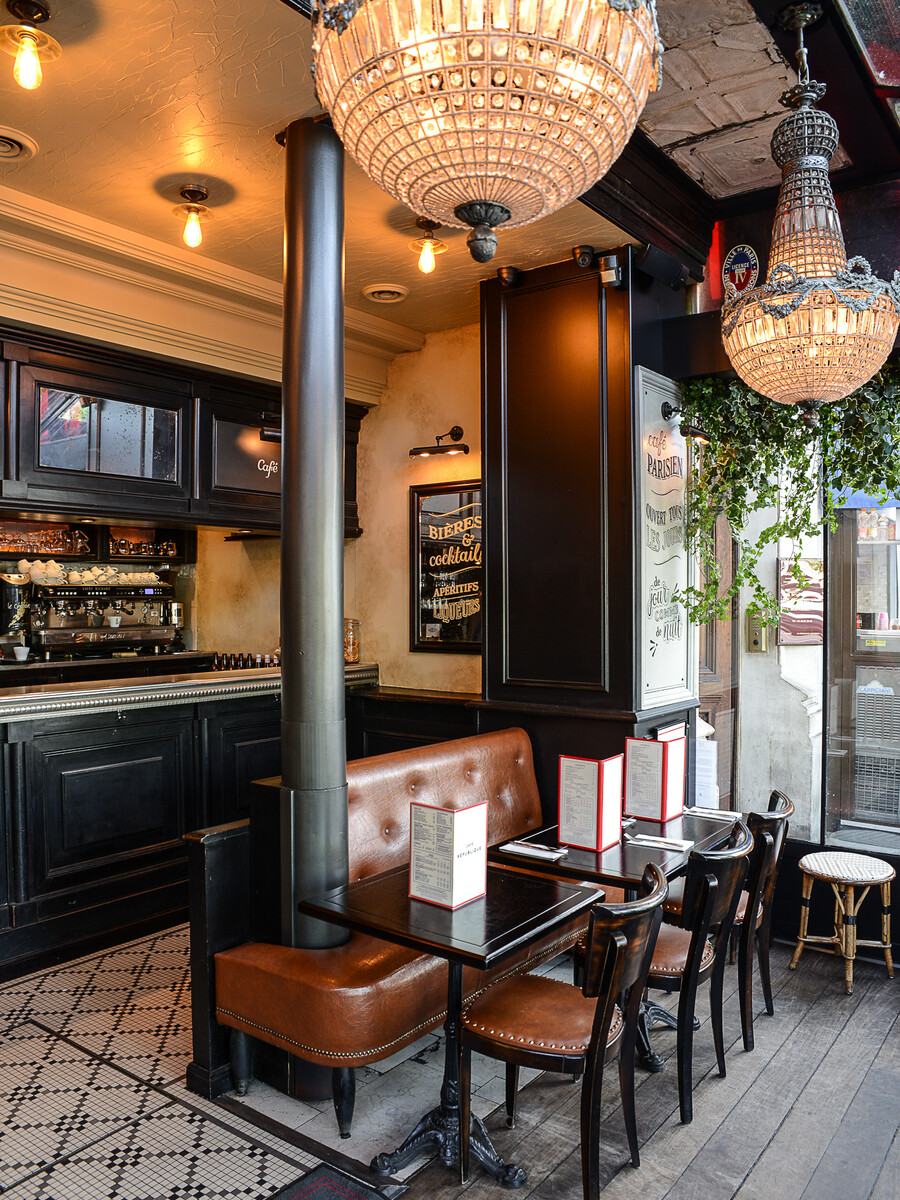 La décoration du Café République a été imaginée par le Studio Emma Roux en charge du projet. Reelooking et décoration