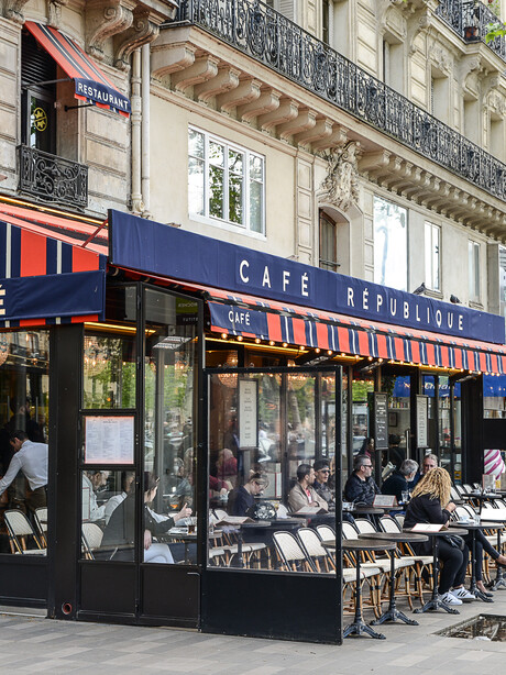 La décoration du Café République a été imaginée par le Studio Emma Roux en charge du projet. Reelooking et décoration