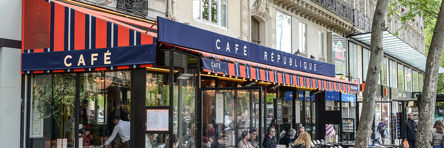 La décoration du Café République a été imaginée par le Studio Emma Roux en charge du projet. Reelooking et décoration