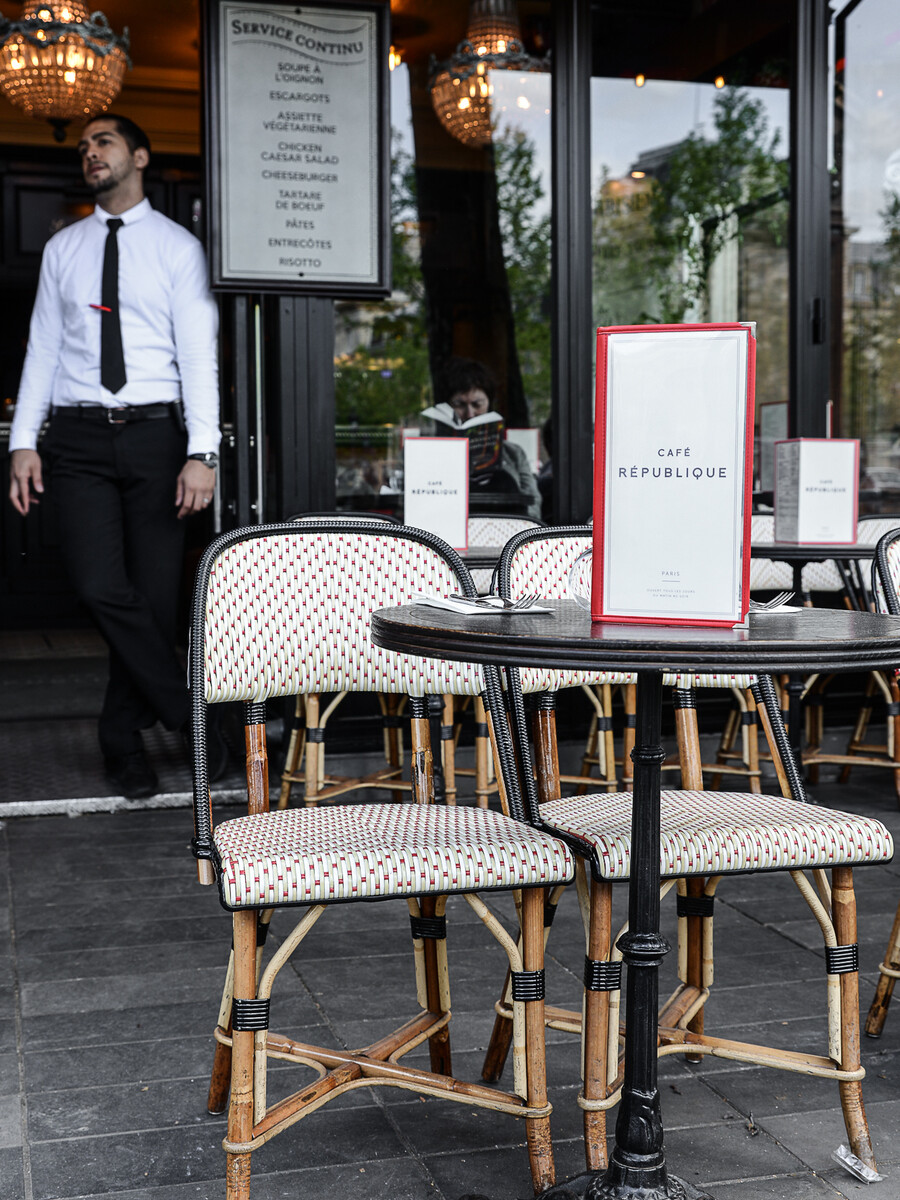 La décoration du Café République a été imaginée par le Studio Emma Roux en charge du projet. Reelooking et décoration