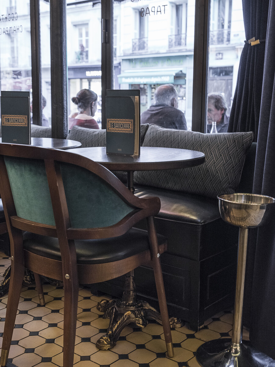 La décoration du restaurant Le Sancerre de Paris dans le quartier de Montmartre, a été réalisée par le Studio Emma Roux. Luminaires, terrasse, mobilier, identité visuelle.